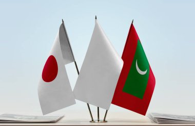 Japonya, Maldivler ve beyaz bayraklar masada gazeteler