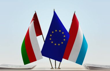 Umman Lüksemburg ve eu bayrağı evraklarla birlikte beklemede.