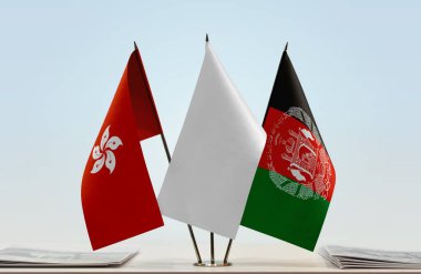 Hong Kong, Afganistan ve beyaz bayraklar masada.