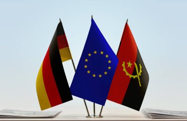 Almanya Angola ve eu bayrağı kağıtlarla birlikte hazır bekliyor
