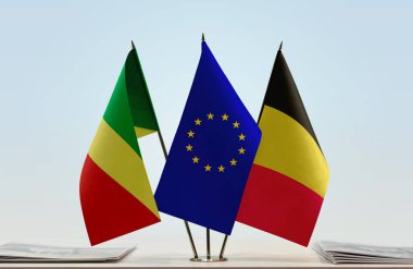 Kongo Cumhuriyeti bayrakları kağıtlarla birlikte duruyor