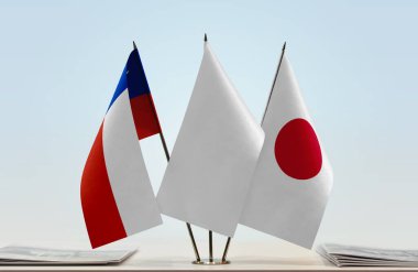 Japonya ve Şili bayrakları kağıtlarla ayakta 
