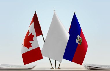 Kanada Haiti ve beyaz bayraklar kağıtlarla ayakta