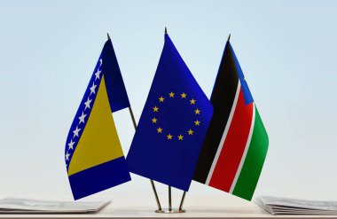 Bahreyn ve Güney Sudan bayrakları tezgahta.   