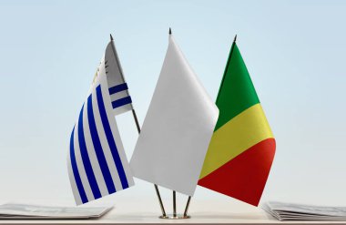  Çin Cumhuriyeti ve Uruguay bayrakları gazetelerle birlikte beklemede