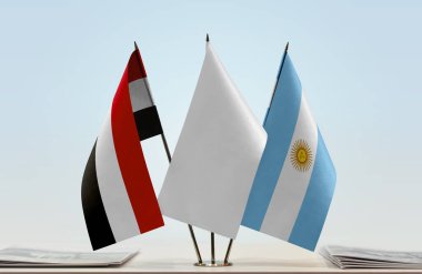  Arjantin ve Yemen bayrakları tezgahta.   