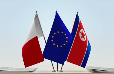 Malta Kuzey Kore ve eu bayrakları kağıtlarla ayakta