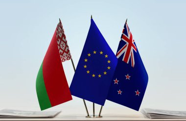 Belarus, Yeni Zelanda ve eu bayrakları kağıtlarla ayakta
