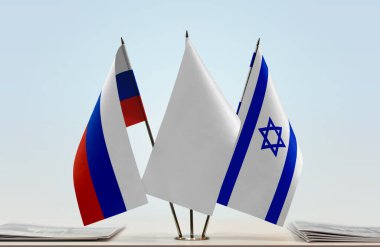 İsrail, Rusya ve beyaz bayraklar kağıtlarla ayakta