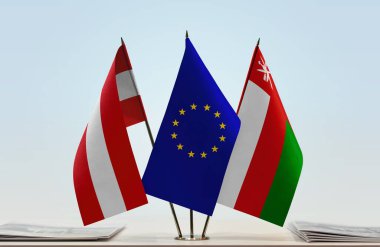 Avusturya, Umman ve eu bayrakları kağıtlarla beklemede