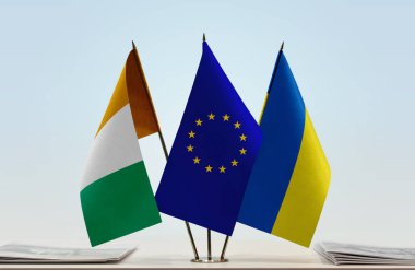 Fildişi Sahili, Ukrayna ve eu bayrağı kağıtlarla birlikte