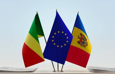 Kongo Cumhuriyeti bayrakları kağıtlarla birlikte duruyor  