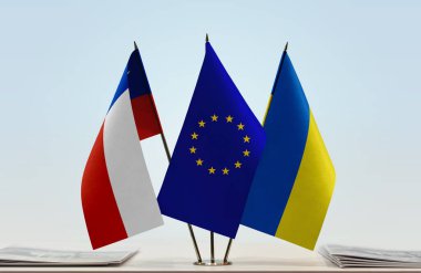 Şili, Ukrayna ve eu bayrağı kağıtlarla ayakta