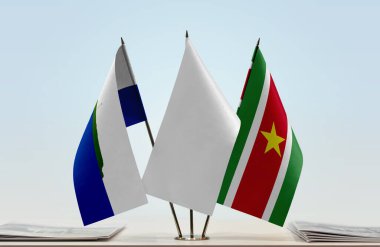 Navassa Adası Surinam ve evraklarla birlikte beyaz bayraklar  