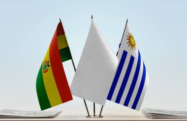 Bolivya Uruguay ve beyaz bayraklar kağıtlarla ayakta