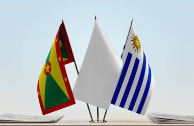 Grenada ve Uruguay bayrakları kağıtlarla ayakta