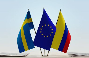İsveç Kolombiya ve eu bayrağı kağıtlarla birlikte