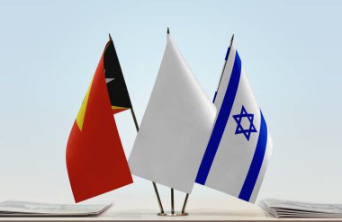 Doğu Timor, İsrail ve beyaz bayraklar masada gazetelerle