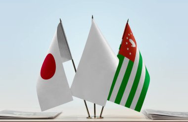 Japonya, Abhazya ve beyaz bayraklar masada gazeteler