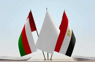 Mısır, Umman kağıtlarla ayakta duruyor 