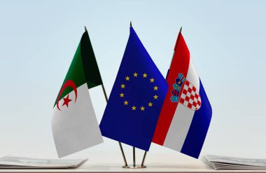 Cezayir, Hırvatistan ve eu bayrakları belgelerle ayakta  