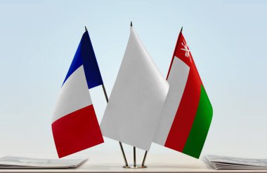 Fransa ve Umman belgelerle ayakta duruyor 