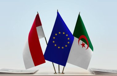 Monaco Cezayir ve eu bayrakları kağıtlarla ayakta duruyor