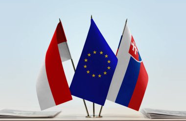 Endonezya Slovakya ve eu bayrakları kağıtlarla ayakta  