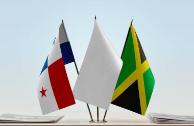 Panama Jamaika ve beyaz bayraklar kağıtlarla ayakta  