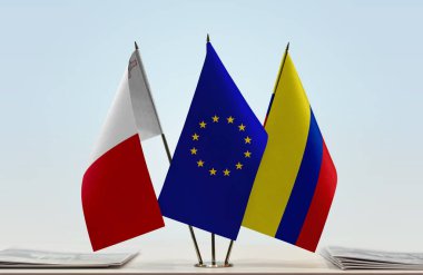  Malta Kolombiya ve eu bayrakları kağıtlarla ayakta
