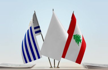 Lübnan ve Uruguay bayrakları kağıtlarla ayakta