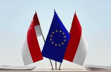 Monaco ve Singapur bayrakları tezgahta.  