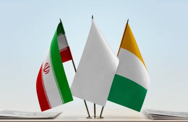 İran Fildişi Sahili bayrakları belgelerle ayakta