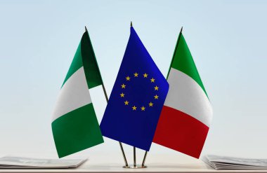 İtalya bayrağı kağıtlarla birlikte beklemede 