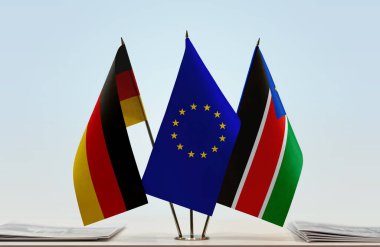 Almanya Güney Sudan ve eu bayrağı kağıtları hazırladı