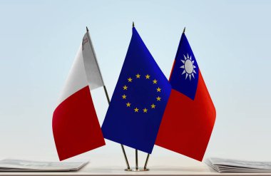 Malta Tayvan ve eu bayrakları kağıtların yanında duruyor