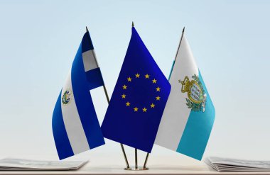 El Salvador eu bayrakları kağıtlarla beklemede  
