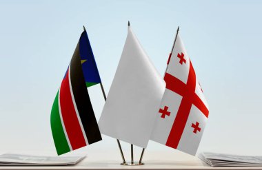 Güney Sudan Gürcistan bayrakları tezgahta.  
