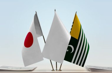 Japonya, Azad Jammu ve Kaşmir ve beyaz bayraklar masada gazeteler