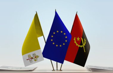 Vatikan Şehri Angola ve eu bayrağı evraklarla birlikte.