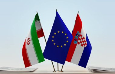İran Hırvatistan ve eu bayrakları belgelerle ayakta  