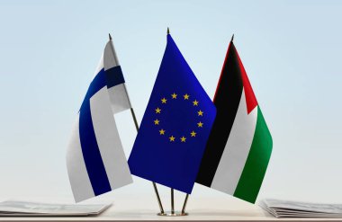 Finlandiya 'da Filistin ve eu bayrağı kağıtlarla beklemede