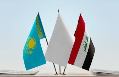 Kazakistan Irak ve beyaz bayraklar belgelerle ayakta  
