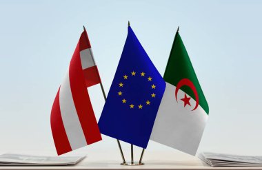 Avusturya, Cezayir ve eu bayrakları kağıtlarla birlikte beklemede