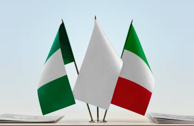 İtalya bayrağı kağıtlarla birlikte beklemede 