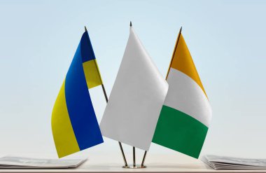 Ukrayna, Fildişi Sahili ve beyaz bayraklar masada gazeteler