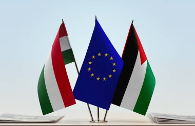 Macaristan Filistin ve eu bayrağı kağıtlarla ayakta