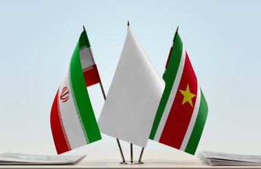 İran Surinam bayrakları kağıtlarla birlikte duruyor