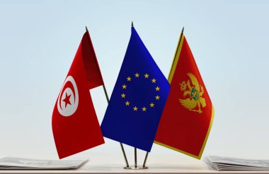 Tunus eu bayrakları kağıtlarla ayakta  