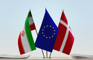 İran Danimarka ve eu bayrakları belgelerle ayakta  